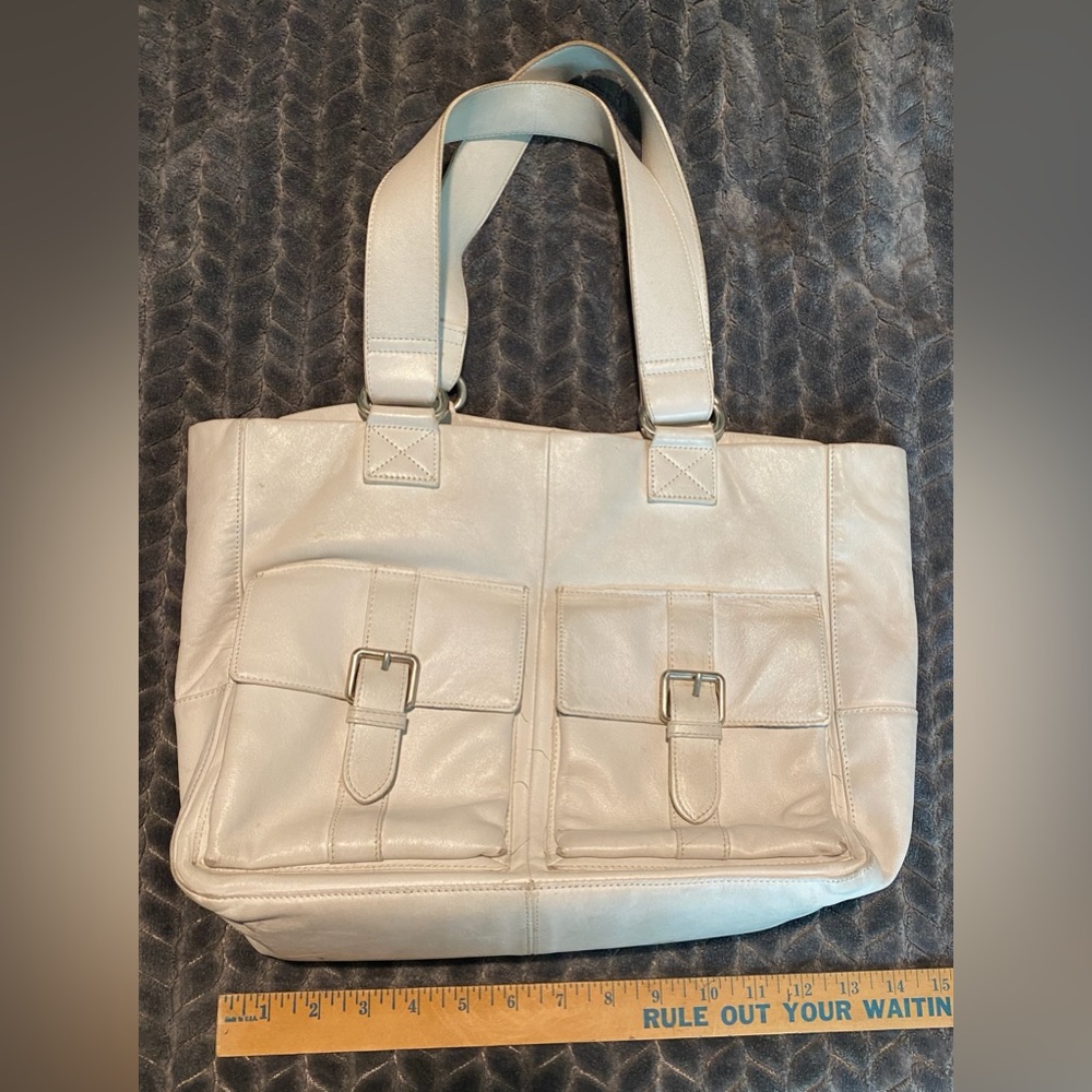 Gap white handbag. Fair used condition. 2 pockets on front. Magnetic closure.